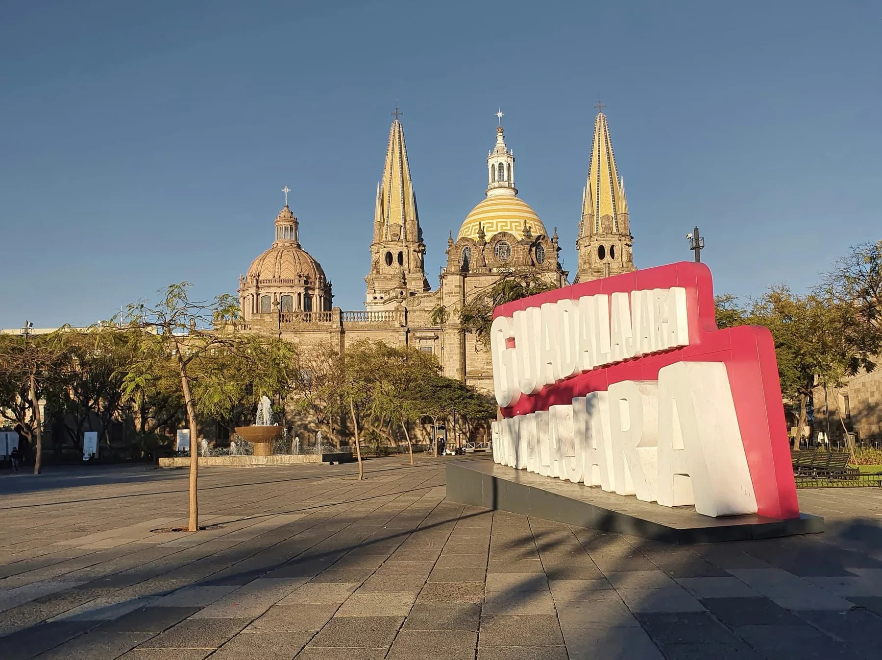 Catedral de Guadalajara con las letras monumentales de la ciudad