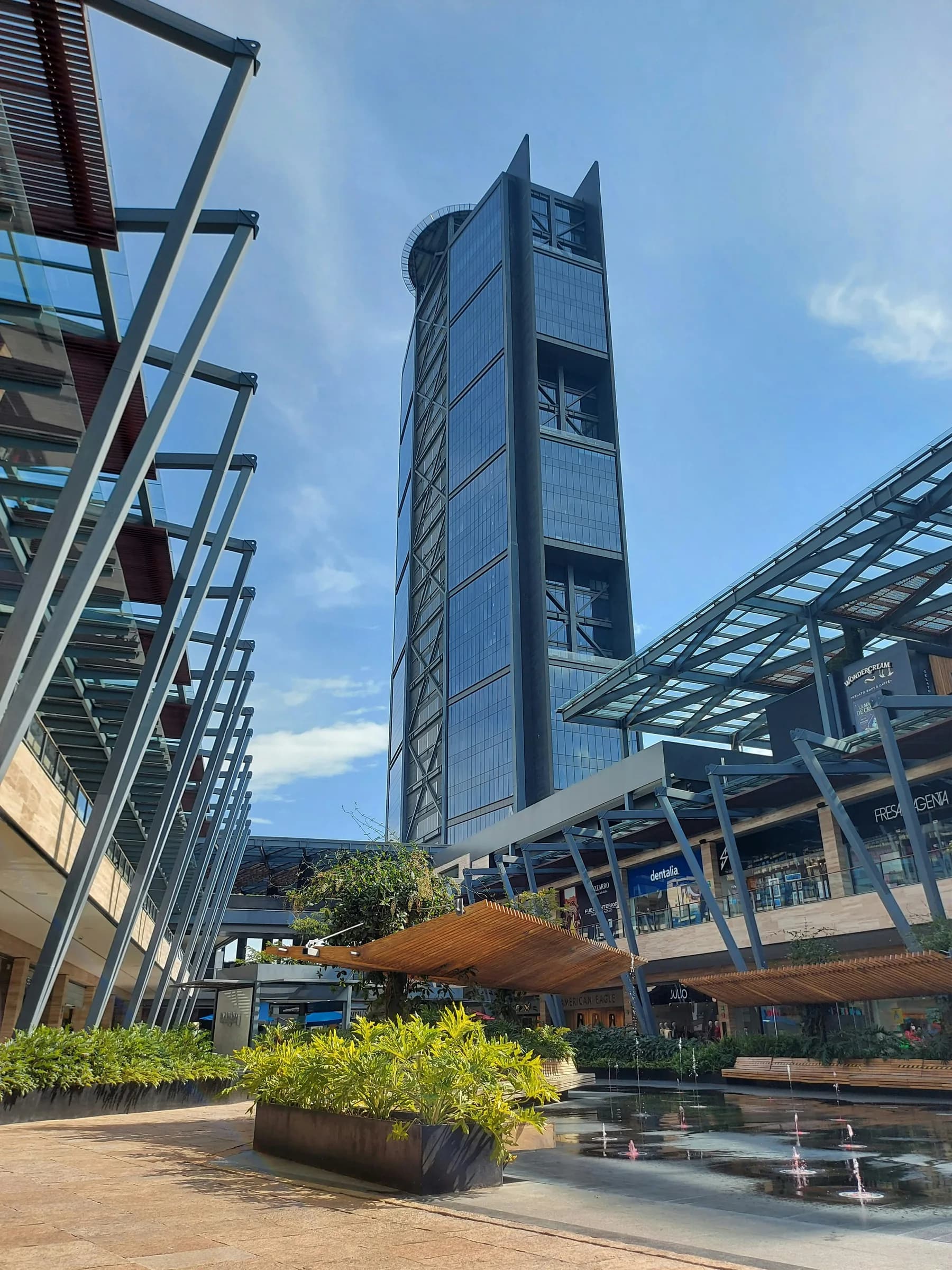 Torre corporativa de cristal en una plaza moderna de Zapopan