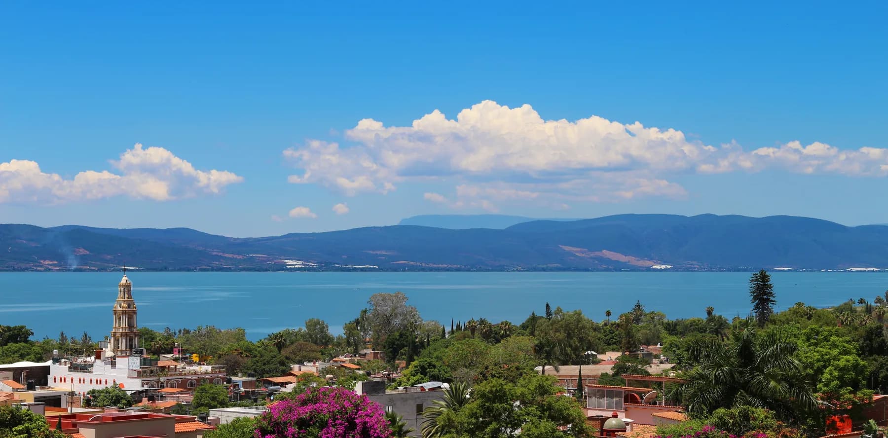 Vista panorámica del lago de Chapala con el pueblo de Ajijic en primer plano