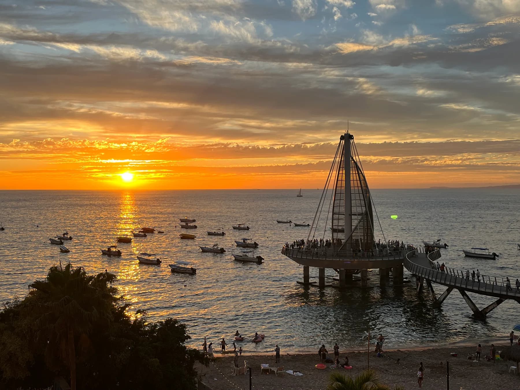 Atardecer sobre el muelle de Playa Los Muertos en Puerto Vallarta